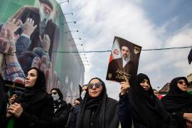 Manifestantes iraníes con un retrato de Mojtaba Jameneí, su nombramiento como nuevo líder supremo habría estado precedido por una enconada lucha de poder entre clérigos, militares y figuras políticas, divididas entre facciones conservadoras y moderadas.