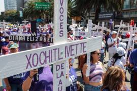 03/noviembre/2023.- Decenas de mujeres marcharon del Zócalo a la antimonumenta colocada en la glorieta de Cuauhtémoc en el denominado “Día de las Muertas” en Ciudad de México.