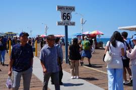Fotografía del letrero oficial que indica el final de la emblemática Ruta 66, ruta migratoria hacia California en busca de una vida mejor, la cual cumple 100 años manteniendo su auténtico espíritu.
