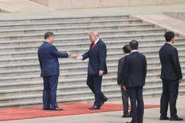 El presidente de China, Xi Jinping (i), saludando a su homólogo de Estados Ubidos, Donald Trump, en la ceremonia de bienvenida en el Gran Palacio del Pueblo de Pekín, China.