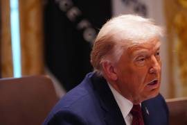 El presidente Donald Trump pronuncia un discurso en la Sala del Gabinete de la Casa Blanca en Washington, el 8 de diciembre de 2025. El presidente anunció un rescate financiero de 12 000 millones de dólares para los agricultores estadounidenses, afectados en gran medida por sus políticas comerciales.