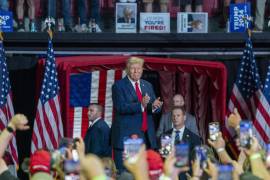 El ex presidente estadounidense Donald Trump pronuncia un discurso durante un mitin de campaña en el Liacouras Center de Filadelfia, Pensilvania.