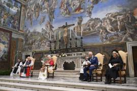 El rey Carlos III de Gran Bretaña y a la reina Camila asistiendo a una oración ecuménica con el papa León XIV (C) en la Capilla Sixtina, en la Ciudad del Vaticano.