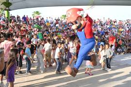 Niñas y niños disfrutan de los brincolines instalados por el Ayuntamiento durante el festejo.
