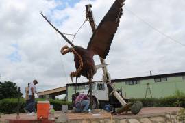 Personal especializado realiza maniobras para elevar un metro la estructura del Monumento del Águila, ubicado en el acceso principal a Zaragoza, Coahuila.