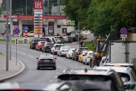 Autos hacen fila en una gasolinera Lukoil en Moscú, Rusia, el 29 de junio de 2026.