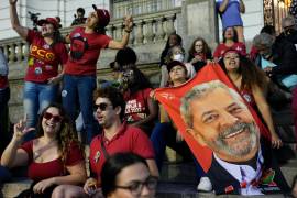 Seguidores del expresidente de Brasil Luiz Inacio Lula da Silva, quién nuevamente se postuló a la presidencia, aguardan los resultados de las elecciones generales en Sao Paulo, Brasil.