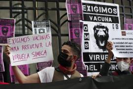 Un grupo de personas se manifiestan para exigir vacunas contra la viruela símica afuera de la Secretaria de Salud en Ciudad de México (México).