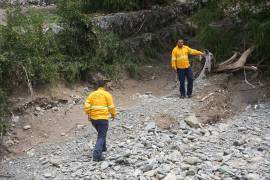 Cuadrillas municipales retiran residuos acumulados bajo el puente Antonio López Castro, uno de los puntos más afectados por las lluvias recientes.