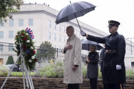 El presidente Joe Biden conmemoró el 21.° aniversario de los ataques del 11 de septiembre participando en una sombría ceremonia de colocación de coronas en el Pentágono.
