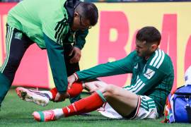 Santiago Giménez abandonó el Estadio Ciudad de México en ambulancia tras sufrir una lesión en el tobillo derecho durante el duelo ante Inglaterra.