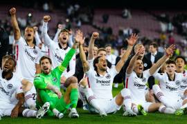 Los jugadores del Eintracht celebran el pase del equipo alemán a las semifinales de la Liga Europa tras derrotar al FC Barcelona.