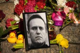 La gente ha comenzado a realizar homenajes en respeto al opositor Alexei Navalny | Foto: AP