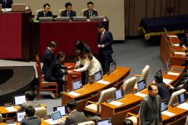 Los legisladores surcoreanos emitieron sus votos durante una sesión plenaria de la votación de impeachment del presidente Yoon Suk Yeol en la Asamblea Nacional en Seúl, Corea del Sur.