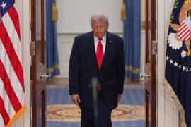 El presidente Donald Trump llega para hablar sobre la guerra de Irán desde el Corredor Estatal de la Casa Blanca el miércoles 1 de abril de 2026, en Washington.