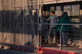 Un grupo de inmigrantes indocumentados es deportado a través del puente internacional McAllen–Hidalgo–Reynosa en McAllen, Texas.