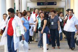 Un grupo de 54 medicos cubanos en el que se encuentran epidemiologos, psiquiatras, pediatras y nutriólogos, arribaron a Villahermosa, Tabasco.
