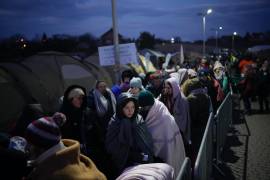 Refugiados que huyen de la guerra en Ucrania hacen fila en el paso fronterizo de Medyka, en Polonia. Un nuevo precisa que la guerra afecta al funcionamiento del ADN de los niños e influye en su desarrollo.