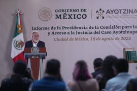 El subsecretario de Derechos Humanos, Población y Migración de la Secretaría de Gobernación, Alejandro Encinas, habla durante una rueda de prensa en el Palacio Nacional.