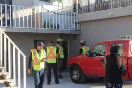 Bomberos acudieron a la vivienda para poder abrir la puerta.