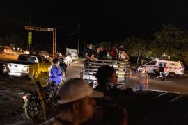 La solidaridad de los venezolanos se ha volcado hacia La Guaira, pero el gran número de voluntarios y donaciones ha provocado un colapso en la única carretera de acceso. Esta situación ha retrasado el paso de ambulancias y equipos de rescate, dificultando la ayuda a los sobrevivientes.