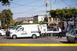 De acuerdo con datos preliminares, las víctimas estaban tiradas sobre la cinta asfáltica, en el puente vehicular de la zona.