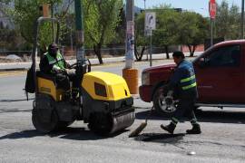 Trabajadores del programa “Aquí Andamos” realizan labores de bacheo, mejorando la seguridad vial para los residentes de las colonias.