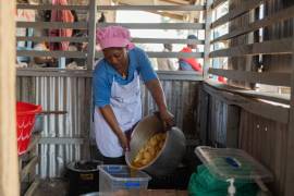 Arlette Basekawike prepara comidas para pacientes con ébola en el Centro Médico Evangélico en Bunia, República Democrática del Congo, el 1 de junio de 2026, así lo registró la agencia The Associated Press.