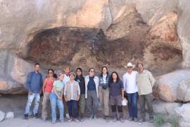 Especialistas en conservación retiraron grafiti, repararon las perforaciones provocadas por la extracción ilegal y estabilizaron la superficie de las cuevas con pinturas rupestres.