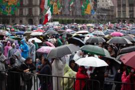 Aunque una lluvia ligera no cesa, la plancha del zócalo capitalino luce casi llena por la gente que viene a presenciar el grito de la presidenta Claudia Sheinbaum con motivo del aniversario de la Independencia de México.