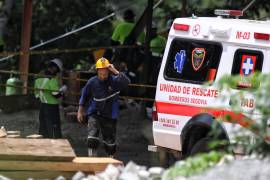 La Cruz Roja y los bomberos trabajan para rescatar a los mineros atrapados después de que se derrumbara una mina de oro en la que trabajaban en Segovia, Colombia, el miércoles 24 de septiembre de 2025. FOTO: