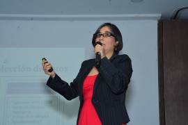 La doctora Valeria Soto Mendoza, académica de la Universidad Autónoma de Coahuila, prueba IA para anticipar episodios de estrés en médicos residentes