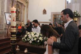 Familiares y amigos dieron el último adiós en una misa de cuerpo presente de la candidata Gisela Gaytán, quien fue asesinada a balazos durante un mitin el pasado lunes.