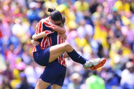Denise Castro anotó los goles con los que Chivas derrotó al América en el Clásico Nacional de la Liga MX Femenil, disputado en el Estadio Azteca.