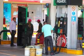 La Profeco mantiene operativos para verificar que las estaciones de gasolina cumplan con la ley.