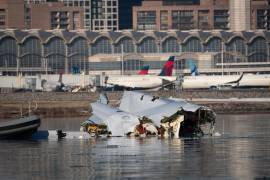 De acuerdo con un informe de la FAA sobre la fatal colisión ocurrida la noche del miércoles, el personal en la torre del Aeropuerto Nacional Ronald Reagan en Washington D.C. “no era habitual”.