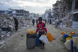 Un niño palestino camina por una calle de Jabaliya, destruida por bombardeos israelíes, en la Franja de Gaza.