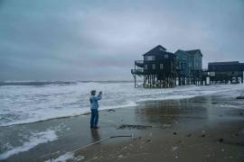 Lat Williams toma fotos de las casas de sus amigos para enviárselas en medio de una tormenta, el domingo 12 de octubre de 2025, en Buxton, Carolina del Norte . FOTO: