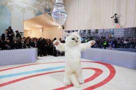 Jared Leto llegó a la Met Gala con una botarga de Choupette, la adorable gatita del diseñador Karl Lagerfeld.