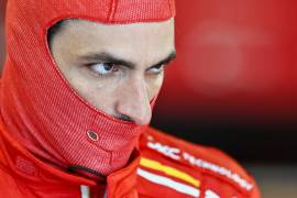 Carlos Sainz Jr. mantiene la calma y la concentración mientras evalúa sus opciones para la próxima temporada de la Fórmula Uno.