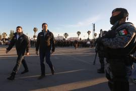 El alcalde Javier Díaz González pasa revista a los elementos de la Policía Municipal durante el acto solemne realizado en Saltillo.