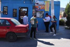 Afectados por la cancelación de su viaje a Mazatlán se manifestaron frente a la agencia “Viajes Moreno” en Saltillo, exigiendo la devolución de su dinero.