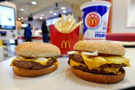 Las hamburguesas cuarto de libra fueron retiradas de los menús en varios estados en los primeros días del brote. FOTO: AP.