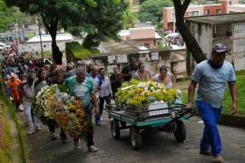 Fue hoy que las familias de las personas fallecidas comenzaron a realizar las ceremonias para darles santa sepultura a las víctimas.