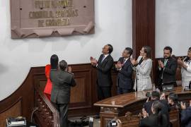 Autoridades estatales develaron las letras doradas en el muro del Congreso estatal.