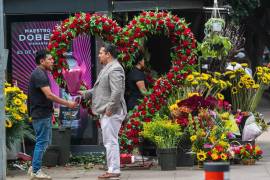 Pese al repunte de la inflación en los últimos tres meses, los mexicanos no escatiman para comprar regalos y flores para celebrar el Día de San Valentín.