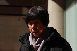 Bao Lan Fang, quien perdió a su hijo, nuera y nieta en el vuelo MH370 de Malaysia Airlines, habla con la prensa en el 12.º aniversario de la desaparición del vuelo en Pekín, China, el 9 de marzo de 2026.