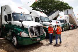 Trabajadores de la CATEM durante la supervisión de unidades de carga que transportaran el balasio para los tramos 2 y 3 del Tren Maya. FOTO: