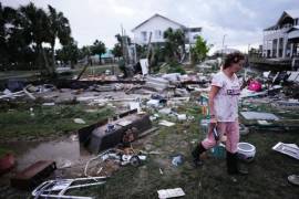 Jewell Baggett camina entre los escombros esparcidos donde se encontraba la casa de su madre, en Horseshoe Beach, Florida, después del paso del huracán Idalia.