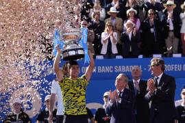 El tenista español Carlos Alcaraz celebra su victoria en la final del Godó (Barcelona Open Banc Sabadell-Trofeo Conde de Godó 2023) que disputó contra griego Stefanos Tsitsipas.